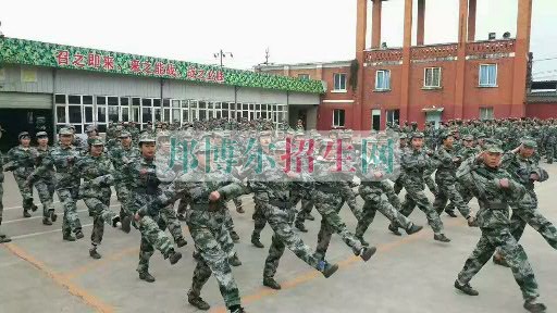 成都翔飛航空職業(yè)技術(shù)學校軍訓匯報表演