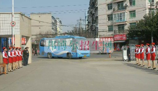 成都翔飛航空職業(yè)技術(shù)學校軍訓匯報表演