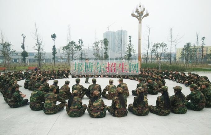 西翔航空學院青神校區(qū)首批新生軍訓火熱進行