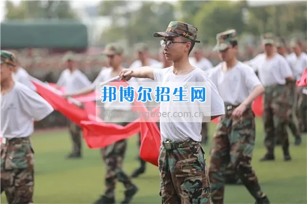 2017年成都航空旅游職業(yè)學(xué)校軍訓(xùn)匯報表演