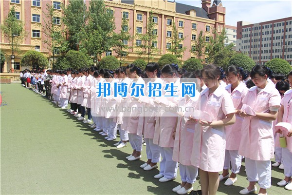 2017年成都希望幼師學(xué)校師生齊聚感恩廣場開展紀(jì)念活動(dòng)
