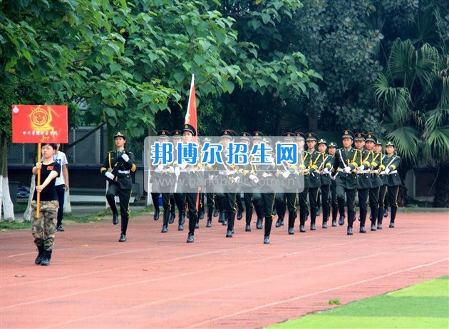 四川管理職業(yè)學(xué)院國旗隊參加四川省高校國旗護衛(wèi)隊會操交流活動  為慶祝中國人民解放軍建軍90周年，推進西南地區(qū)高校國旗文化的發(fā)展，持續(xù)發(fā)揮升旗儀式的教育引導(dǎo)作用，深化愛國主義教育，5月20日，我院國旗隊?wèi)?yīng)邀參加了由四川大學(xué)錦城學(xué)院發(fā)起的會操交流活動。  全省28所高校的國旗護衛(wèi)隊，近千名國旗手齊聚一堂。在莊嚴(yán)的升旗儀式后，活動進入會操展示環(huán)節(jié)。我院國旗隊邁著整齊劃一的步伐走過主席臺，展示出了優(yōu)秀的訓(xùn)練水平和昂揚的精神風(fēng)貌。當(dāng)天下午，在四川大學(xué)錦城學(xué)院大禮堂舉行了“以我火紅青春、譜寫國旗禮贊”大學(xué)生升旗手文藝匯演。我院代表隊以優(yōu)雅的舞姿展現(xiàn)了大學(xué)生青春的風(fēng)采。表達(dá)了對祖國與學(xué)院的炙熱情感和嚴(yán)于律己的學(xué)習(xí)態(tài)度。  此次會操交流活動，加強了省內(nèi)各高校國旗護衛(wèi)隊間的聯(lián)系，弘揚了愛國、愛旗、護旗的精神，獲得了寶貴的經(jīng)驗，明確了努力的方向。我院國旗隊的隊員們紛紛表示：要肩負(fù)起捍衛(wèi)國旗尊嚴(yán)、宣傳國旗文化的神圣使命!