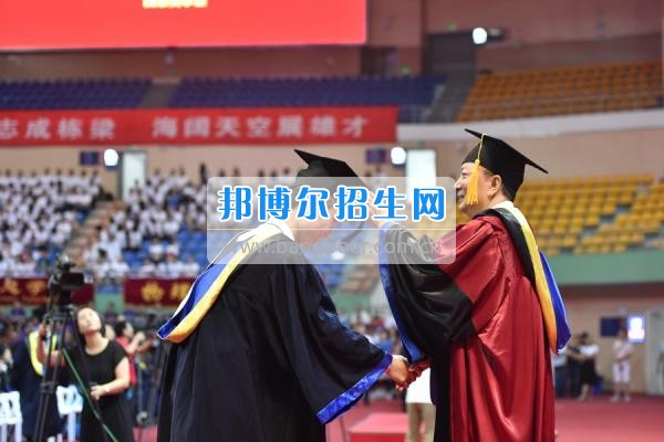 電子科技大學(xué)隆重舉行2017年學(xué)生畢業(yè)典禮暨學(xué)位授予儀式